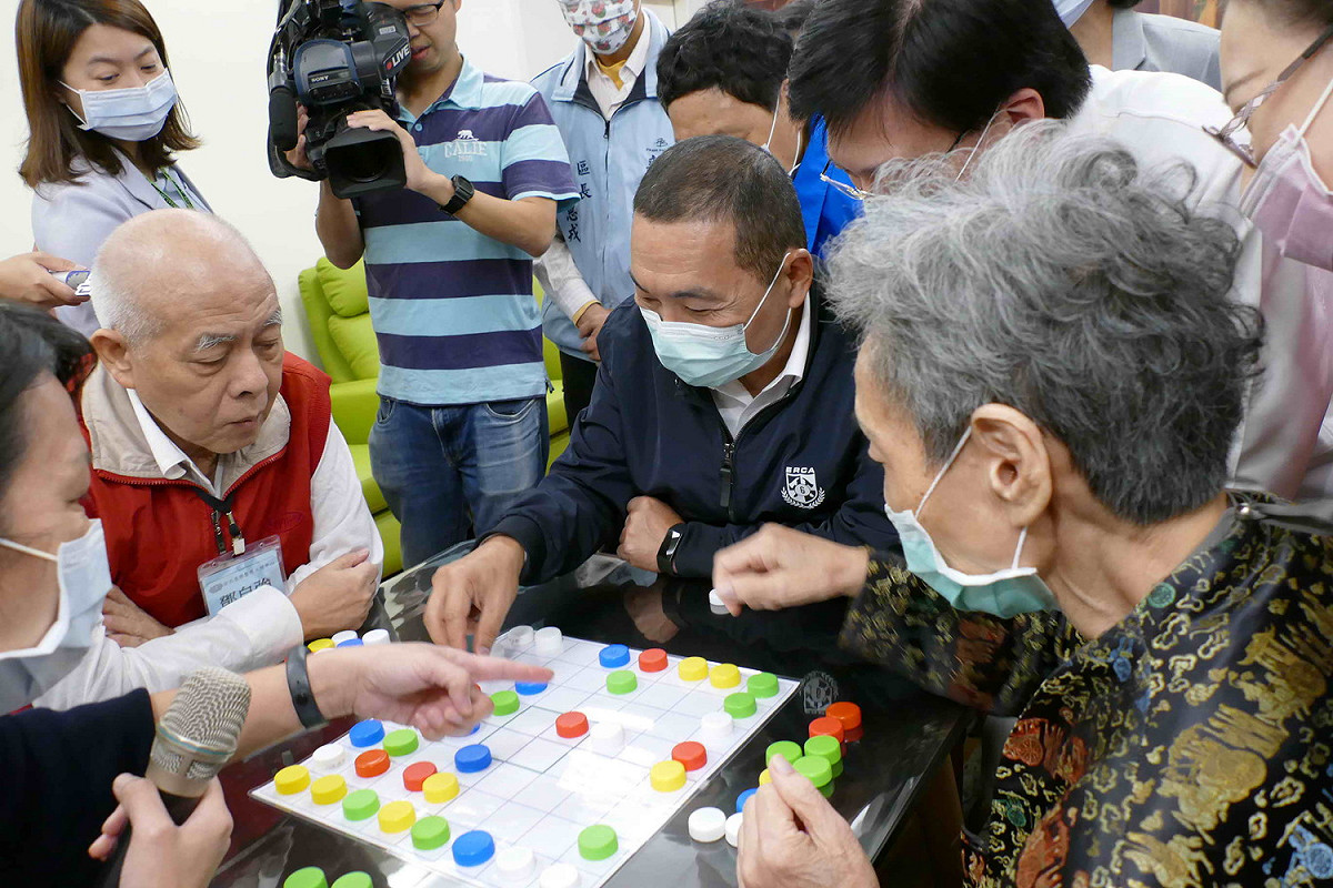侯友宜市長與公托的長者互動。  圖：新北市衛生局提供