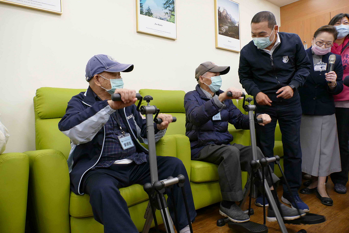 侯友宜關心長者進行手工藝課程活動。  圖：新北市衛生局提供