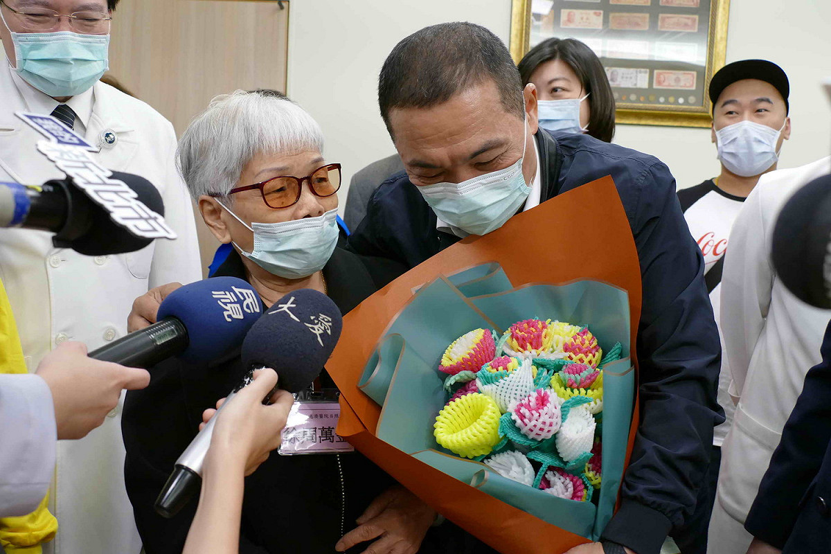 長者將做好的花束獻給侯友宜。 圖：新北市衛生局提供