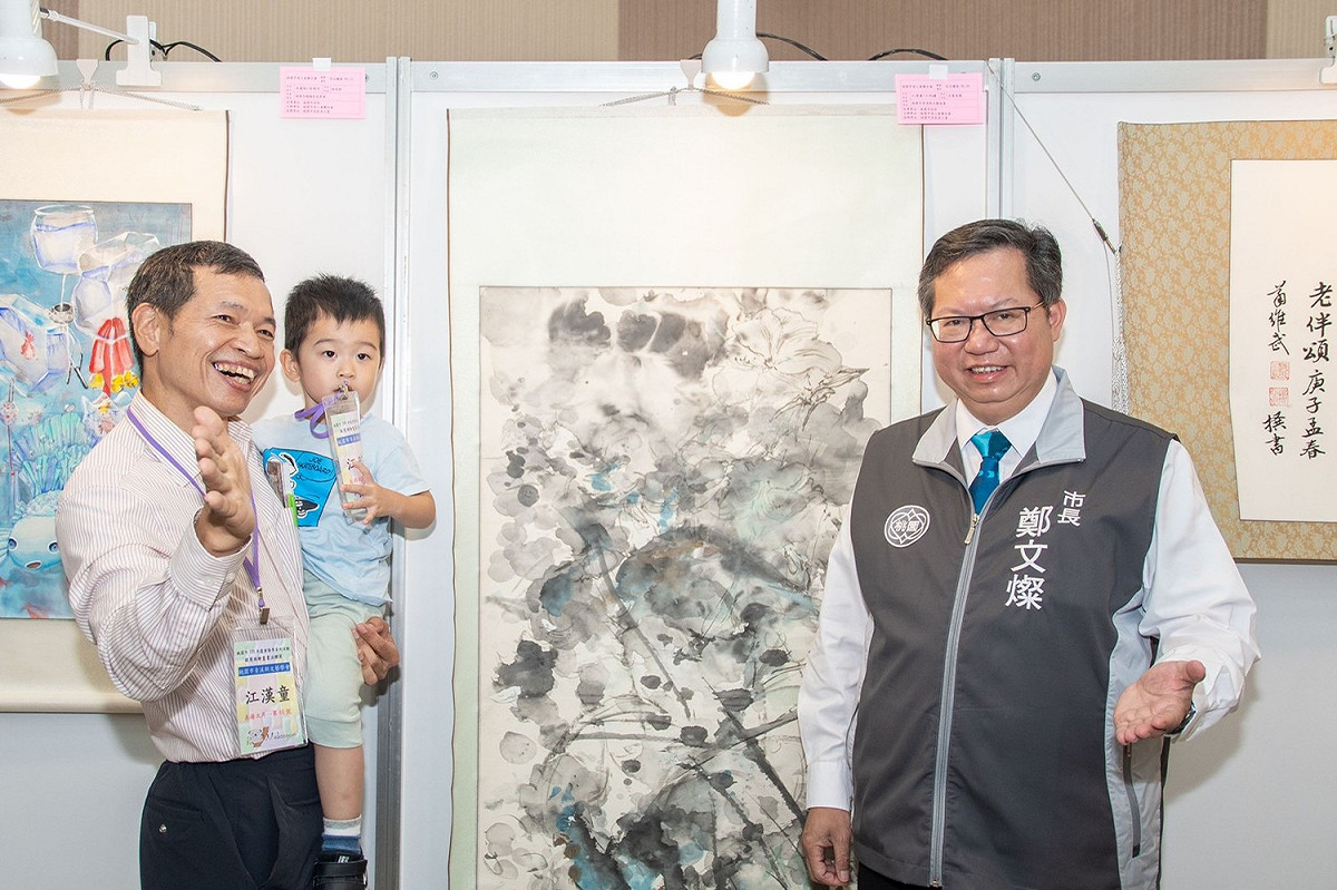 江漢童與其孫子江昀謙共同創作的「水墨塗鴉童趣抽象」。 圖：桃園市政府／提供