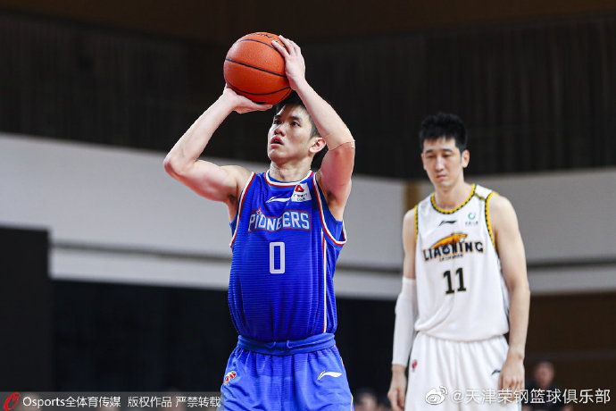 中國CBA新科探花、台將林庭謙（左）在天津榮鋼的處女秀。 圖／取自天津榮鋼微博