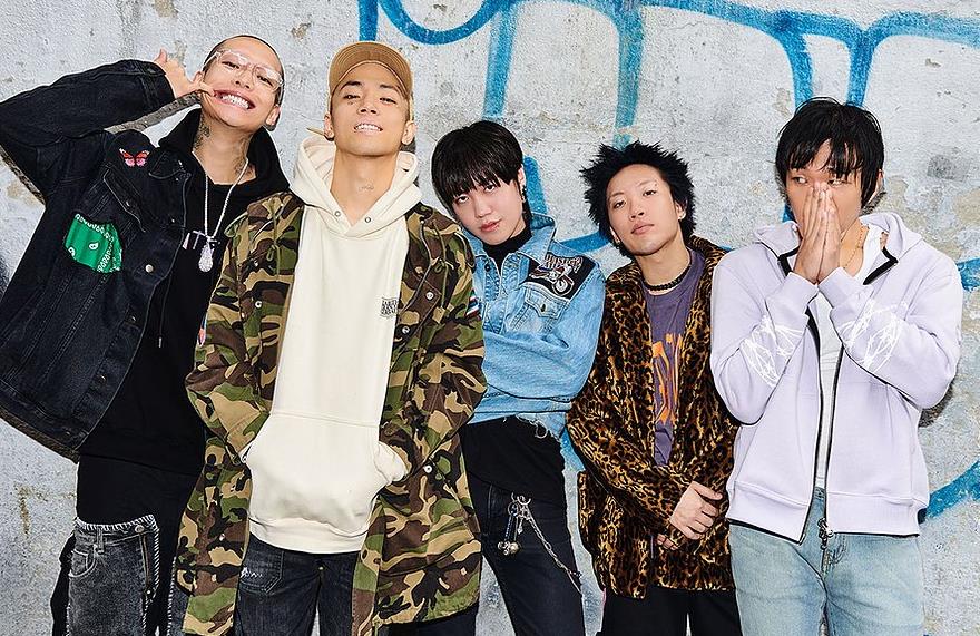 (由左到右)同公司的嘻哈歌手Owen、Loopy、BLOO、Nafla、Young West被爆集體吸食大麻被抓。 圖：翻攝自韓網 메킷레인