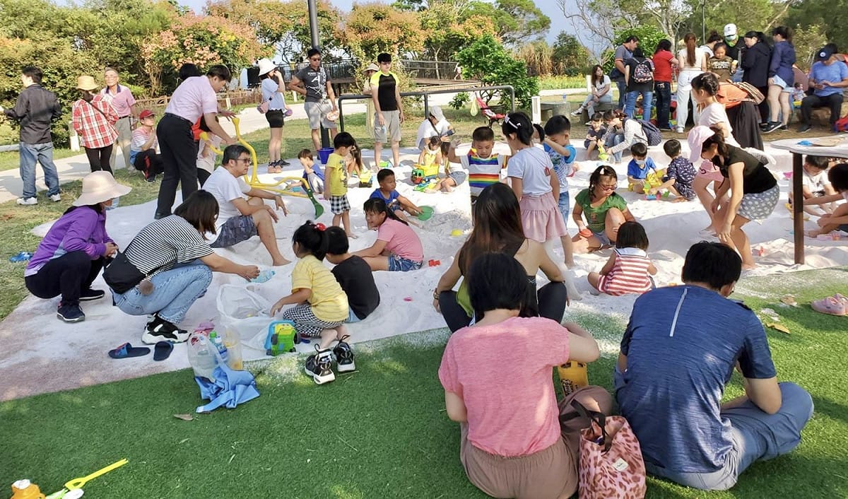 無障礙設施沙坑沙桌及挖沙器具，民眾開心玩。 圖：台中市政府/提供