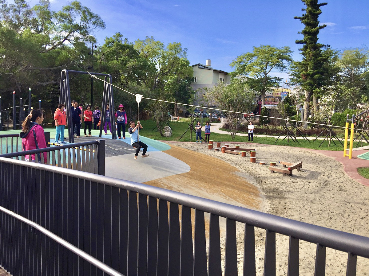 有趣好玩溜滑索，開心遊雕塑公園。 圖：台中市政府/提供