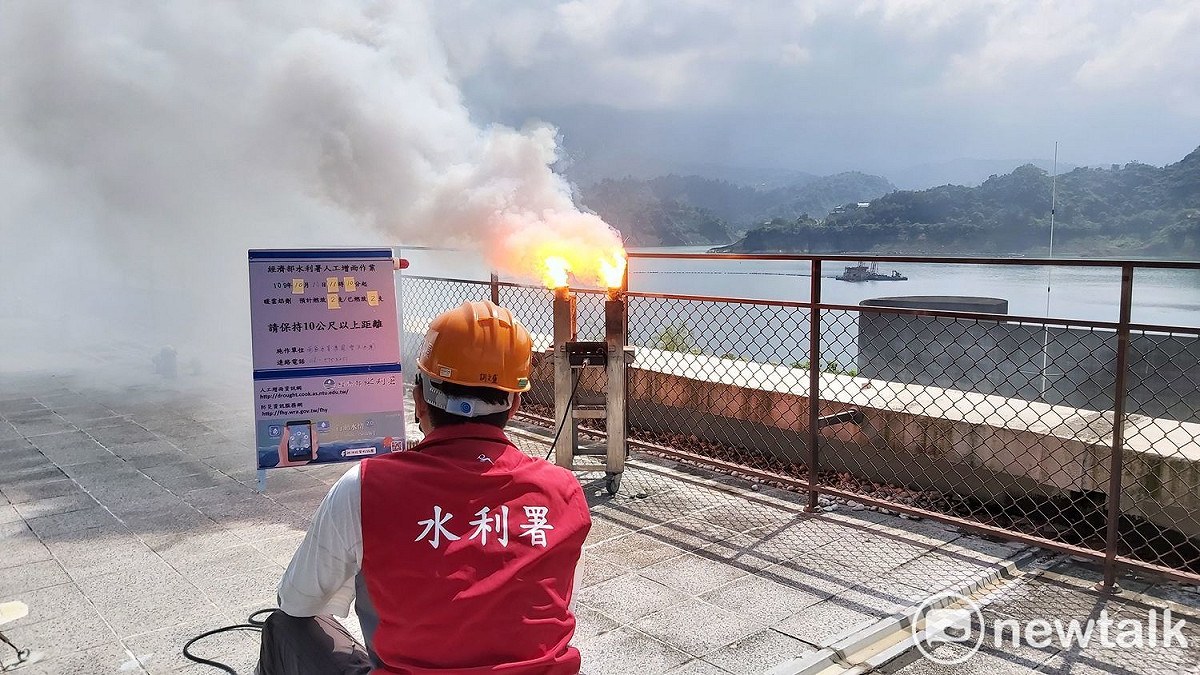 水利署在翡翠水庫、曾文水庫、與仁義潭等地進行人工增雨 圖：經濟部水利署提供
