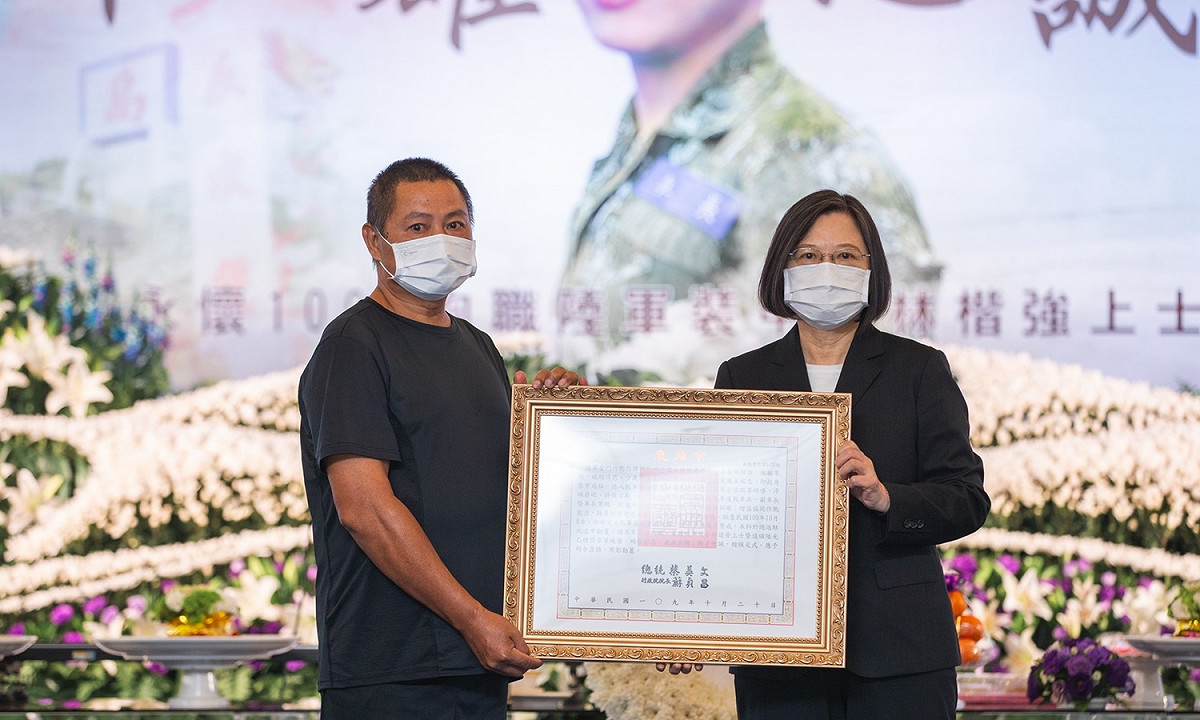 陸軍金門烈嶼上士林楷強8日因戰車翻覆殉職。總統蔡英文20日前往高雄頒發褒揚令 圖：總統府提供