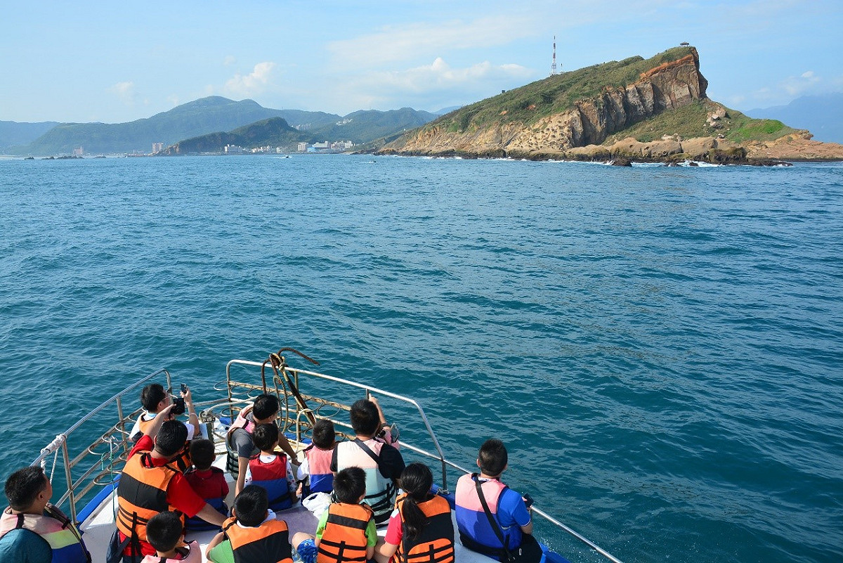 捕蟹樂悠悠體驗活動可從海上欣賞野柳斜面山奇特地質風貌。 圖：新北市政府／提供