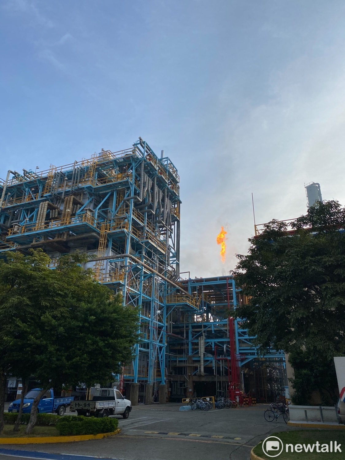 中油林園廠燃燒塔有明顯火光 圖：翻攝自高雄市環保局臉書
