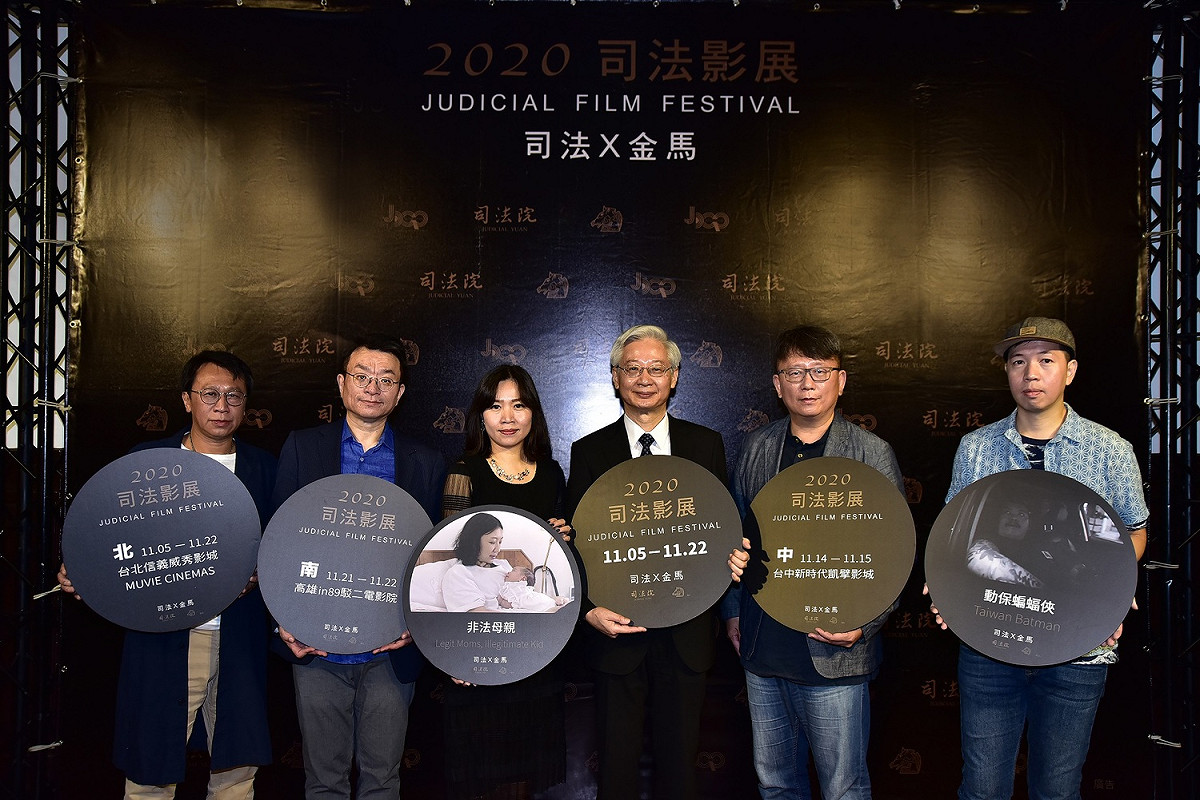 司法院與金馬合作第三屆「金馬X司法影展」，游安順(左起)、聞天祥、朱詩倩、許宗力院長、楊力州、朱詩鈺今天一同出席影展開幕記者會。 圖：金馬執委會/提供