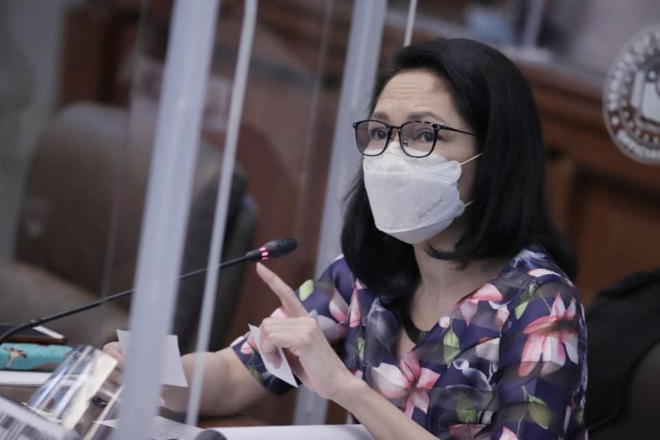 菲律賓參議員漢迪夫洛斯20日表示，2017年以來，約300萬名到菲國從事博弈工作的中國公民額外支付費用，以順利入境菲律賓。 圖：翻攝Risa Hontiveros臉書
