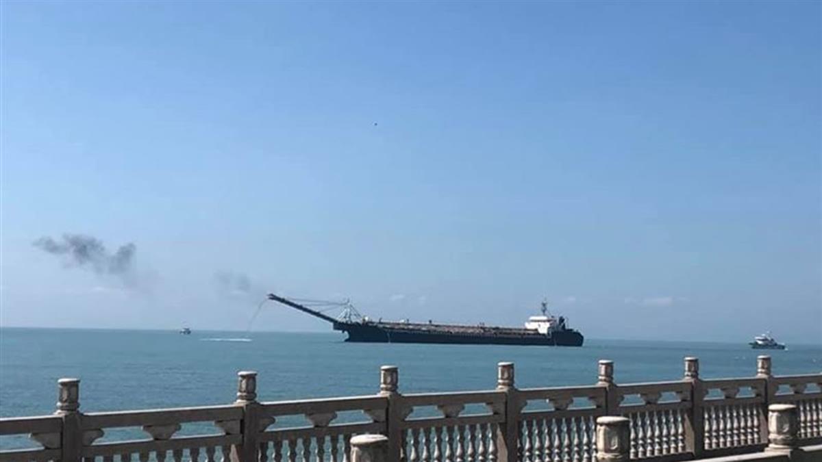 中國抽砂船頻繁入侵我國海域違法盜砂。 圖：翻攝臉書《民主進步黨連江縣黨部（馬祖列島）》
