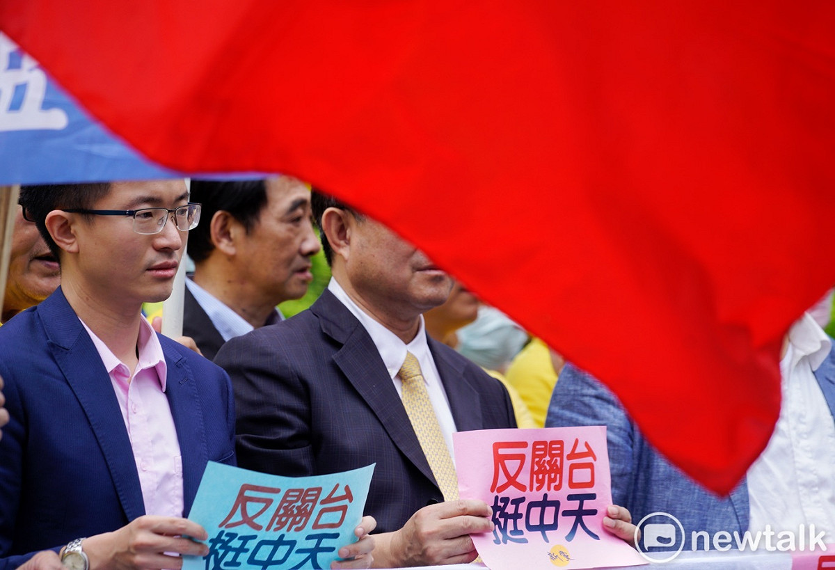 新黨主席吳成典和大約50位統派民眾，日前到國家通訊委員會大門前抗議即將到來的中天換照審查案。 圖：張良一/攝（資料照片）