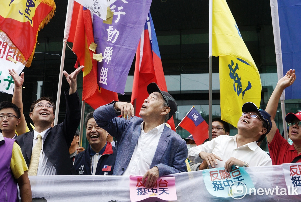 抗議團體輪番發言和呼喊口號後，又拿出招魂幡並撒冥紙，並揚言26日的聽證會將到NCC抗議。 圖：張良一/攝