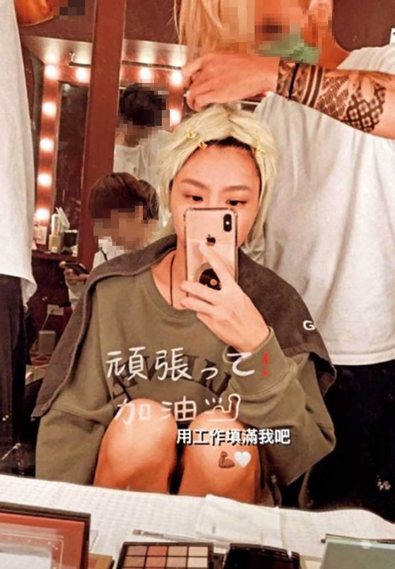 峮峮日前PO出的工作照中，她的手機背蓋圖樣，正是小鬼生前喜歡的骷髏頭。 圖：翻攝Instagram
