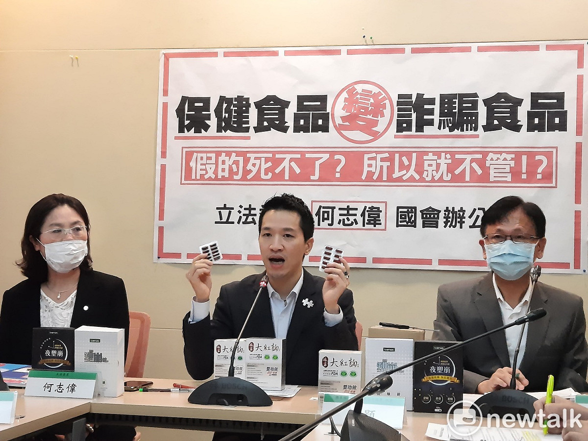 何志偉拿出正、假保健食品，一般人難以分辨真偽。 圖：陳佩君/攝