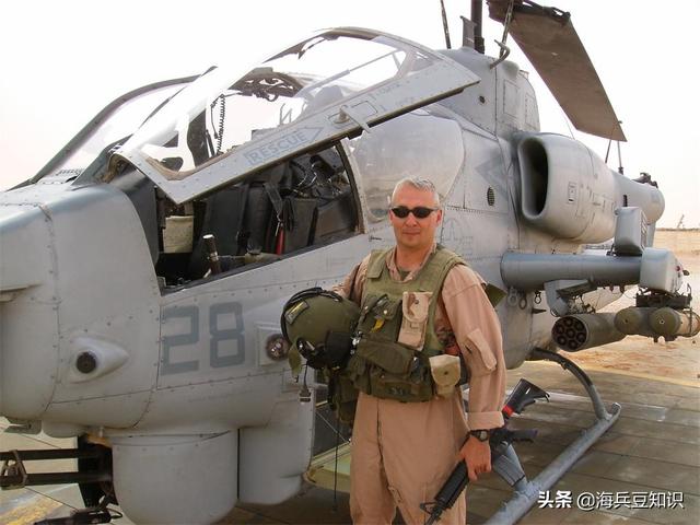 美國海軍陸戰隊469輕型攻擊直升機。示意圖，圖片男子非當事爆料者。 圖 : 翻攝自微信 / 頭條 / 海豆豆知識