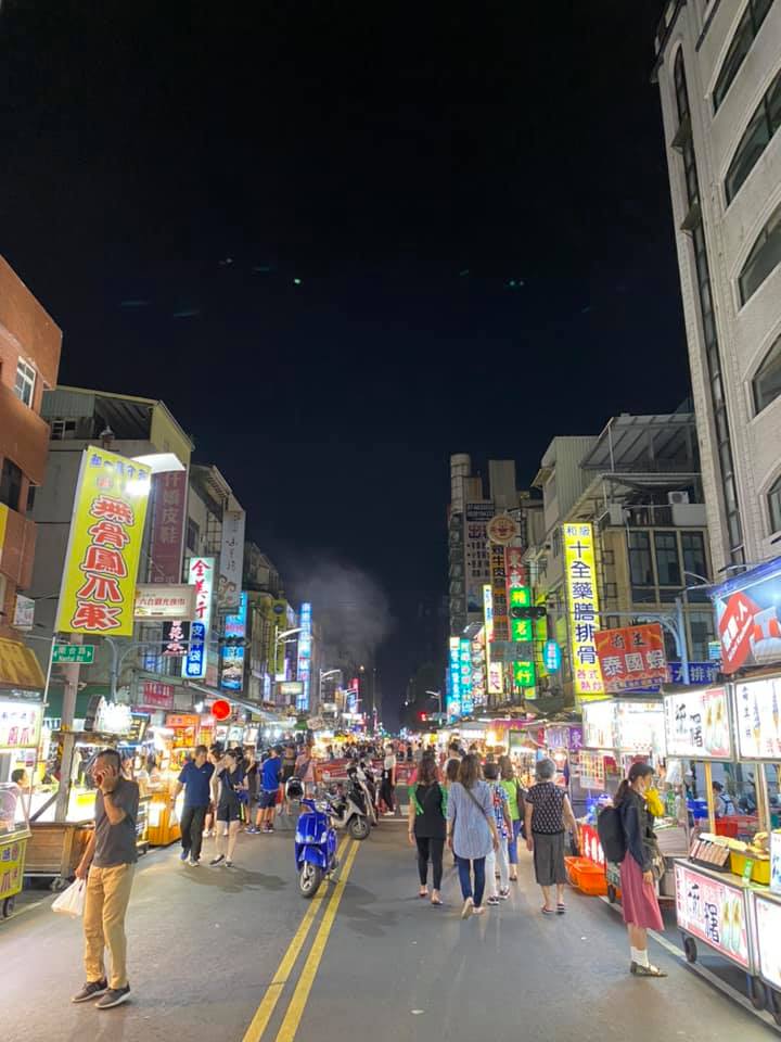 高雄市六合夜市昔日人潮多。 圖：翻攝「高雄市六合國際觀光夜市粉專（資料照）