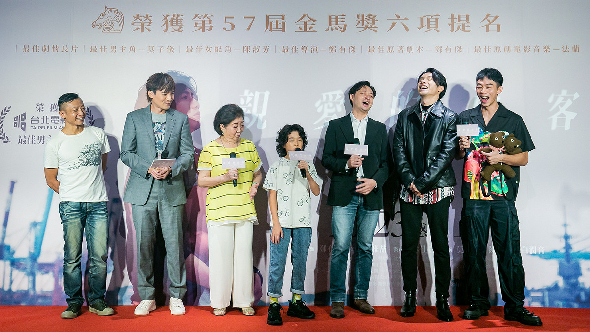 導演鄭有傑(右3)表示《親愛的房客》劇組平常都是文藝青年，今天意外幽默感爆發。 圖：牽猴子整合行銷/提供