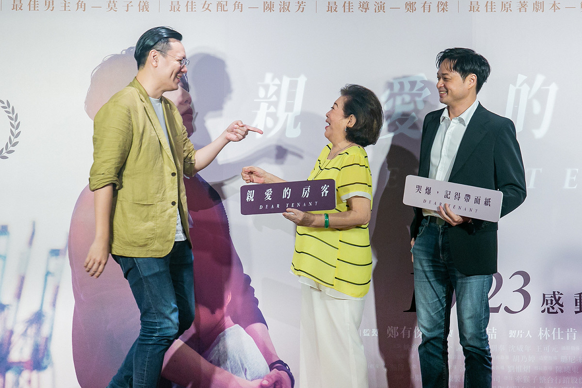 徐若瑄監製、演出的國片《孤味》，導演許承傑(左1)特別現身《親愛的房客》首映會。 圖：牽猴子整合行銷/提供