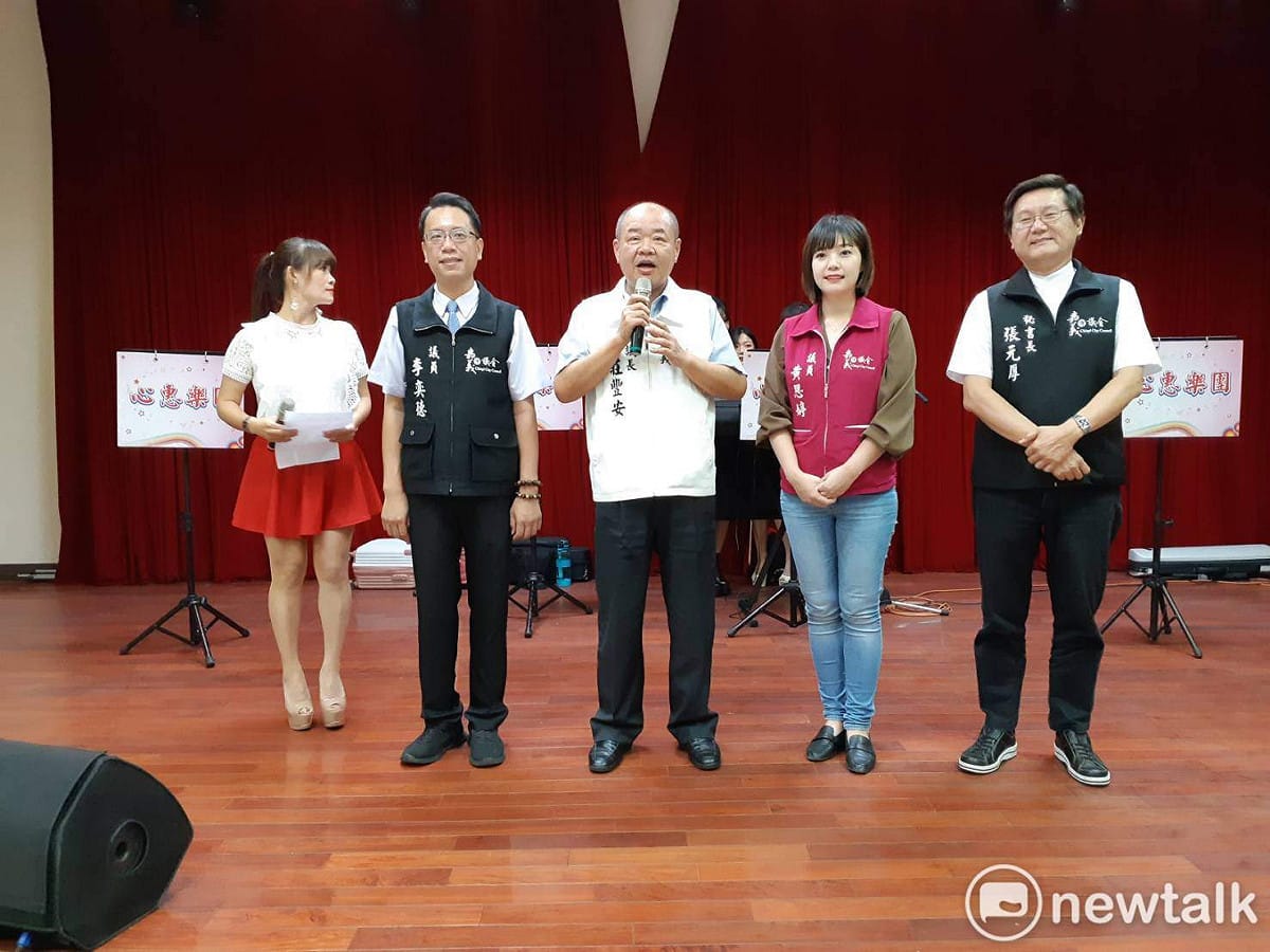 嘉義市議長莊豐安宣佈黃思婷將越區參選西區市議員。 圖：蔡坤龍/攝