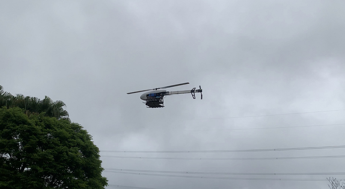 水利署首度啟用無人機在石門水庫集水區施散燄劑，地面也同步執行人工增雨作業。 圖：水利署／提供