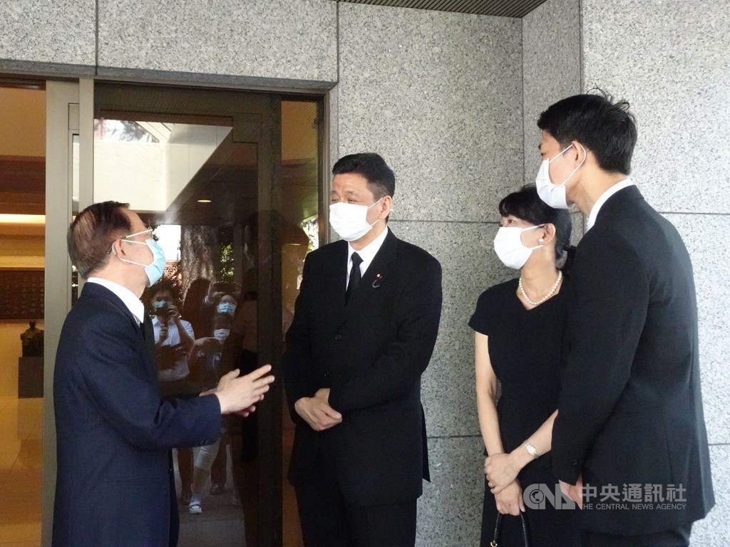 今年8月駐日代表處曾在東京設置已故前總統李登輝的追思處所，當時岸信千世（右1）曾陪同尚未當上防衛大臣的岸信夫（左2）一起前往致意。 圖：中央社／提供（資料照）