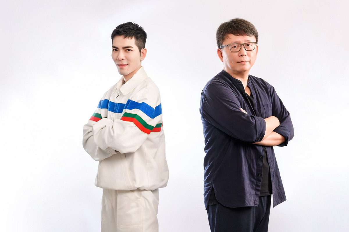 導演楊力州(右)邀請金曲歌王蕭敬騰(左)看《怪咖》系列紀錄片，蕭敬騰深受感動。 圖：向上科技教育基金會/提供