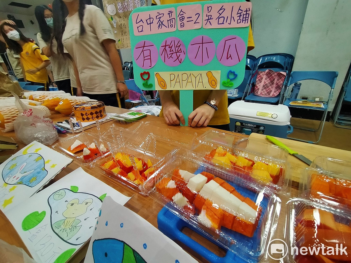 台中家商學生藉由展售會為小農找出路。 圖:唐復年攝