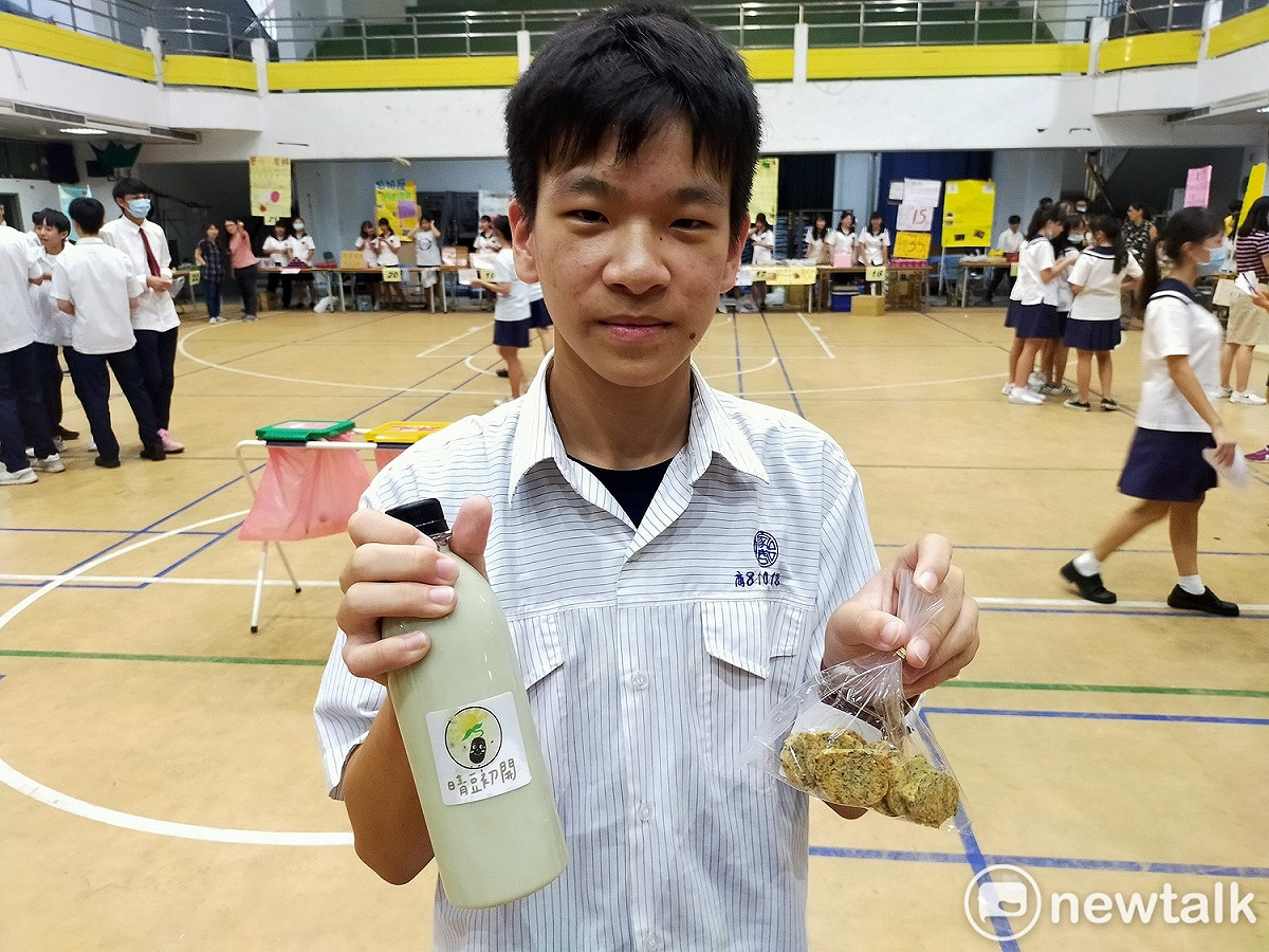 學生為種植黑豆的農友研出發黑豆奶及黑豆餅乾。 圖:唐復年攝