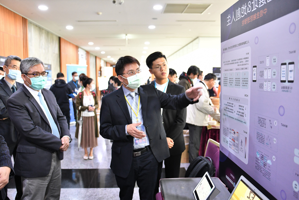 內政部政次花敬群參觀展覽攤位。 圖：內政部提供