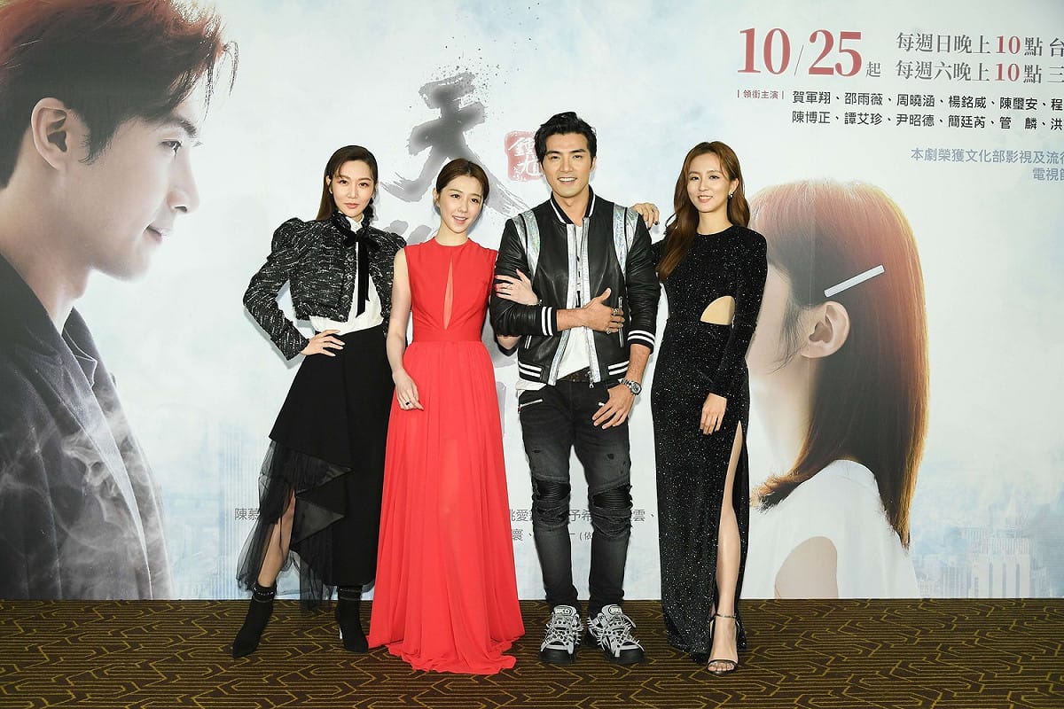 《天巡者》是一部鬼王鍾馗伏魔抓妖的奇幻戲劇，昨天集結主演曾莞婷(左起)、邵雨薇、賀軍翔、周曉涵出席試映。 圖：三立電視/提供