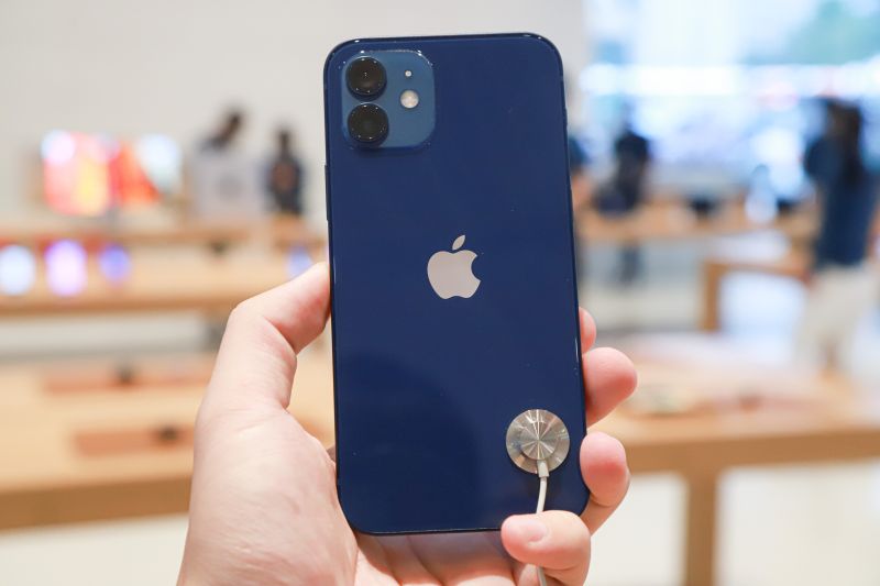 蘋果iPhone 12與iPhone 12 Pro於今（23）日起正式開放取貨。 圖／記者葉政勳攝,2020.10.23