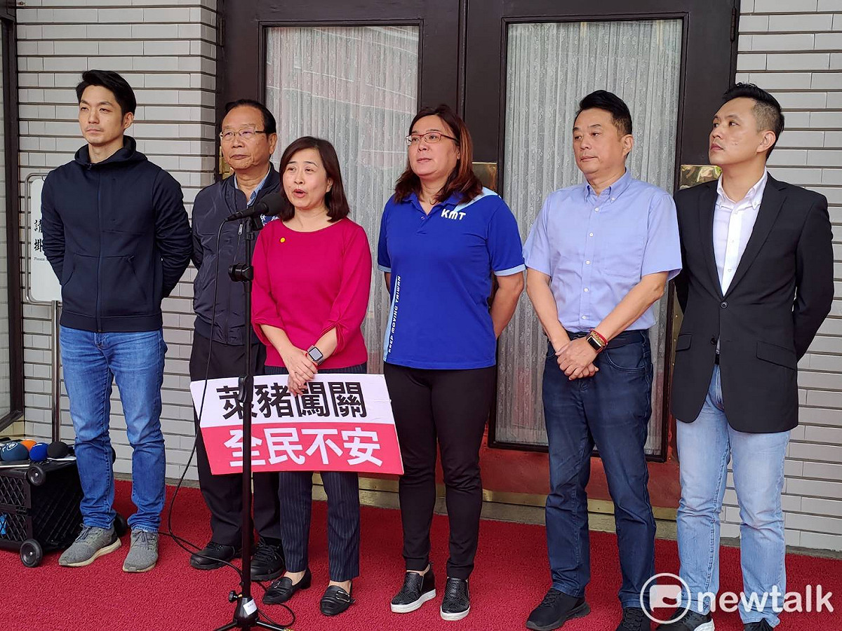 國民黨團於立法院議場外抗議。 圖：黃建豪/攝