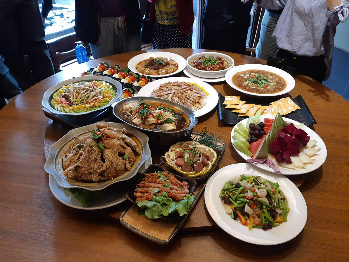 噴水雞肉飯小雅旗艦店推出的「嘉義小吃宴」，每桌只要3500元。 圖：蔡坤龍/攝