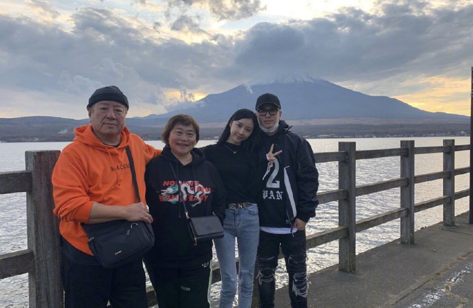潘瑋柏(右1)宣布跟宣云(右2)結婚後，在微博曬出全家福的照片。 圖：翻攝微博