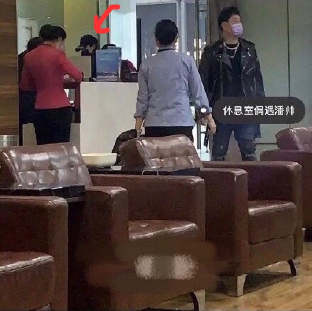 潘瑋柏夫妻兩人在機場休息室也遭到網友拍攝，兩人零互動，也讓網友們驚呼這不像新婚啊。 圖：翻攝微博