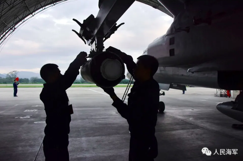 飛行員為實戰演練做準備。 圖：翻攝自中國海軍