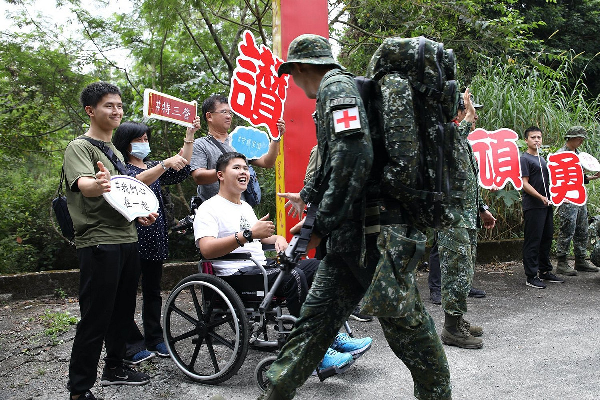秦良丰視導陸軍特指部戰術訓練，所有官兵感動不已 圖:擷取自臉書