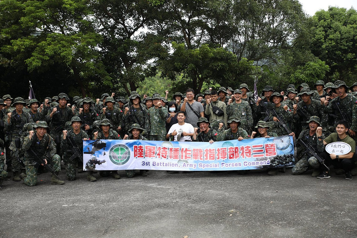 秦良丰與陸軍特指部合影 圖:擷取自臉書