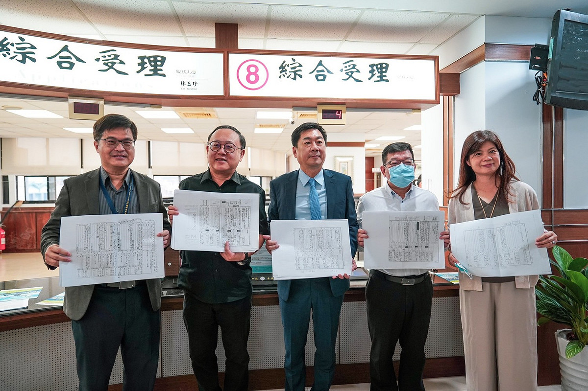 史哲(左二)、陳宗彥(中)與三位局長率先申請百年戶籍謄本。 圖：高雄市政府/提供