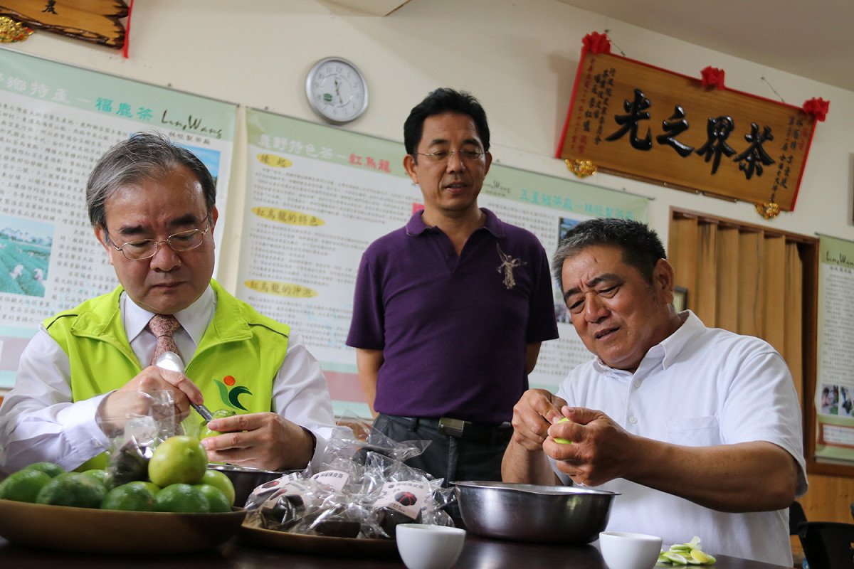 農糧署署長胡忠一(左)在「林旺製茶廠」體驗「38果茶」的製作。 圖：農糧署／提供