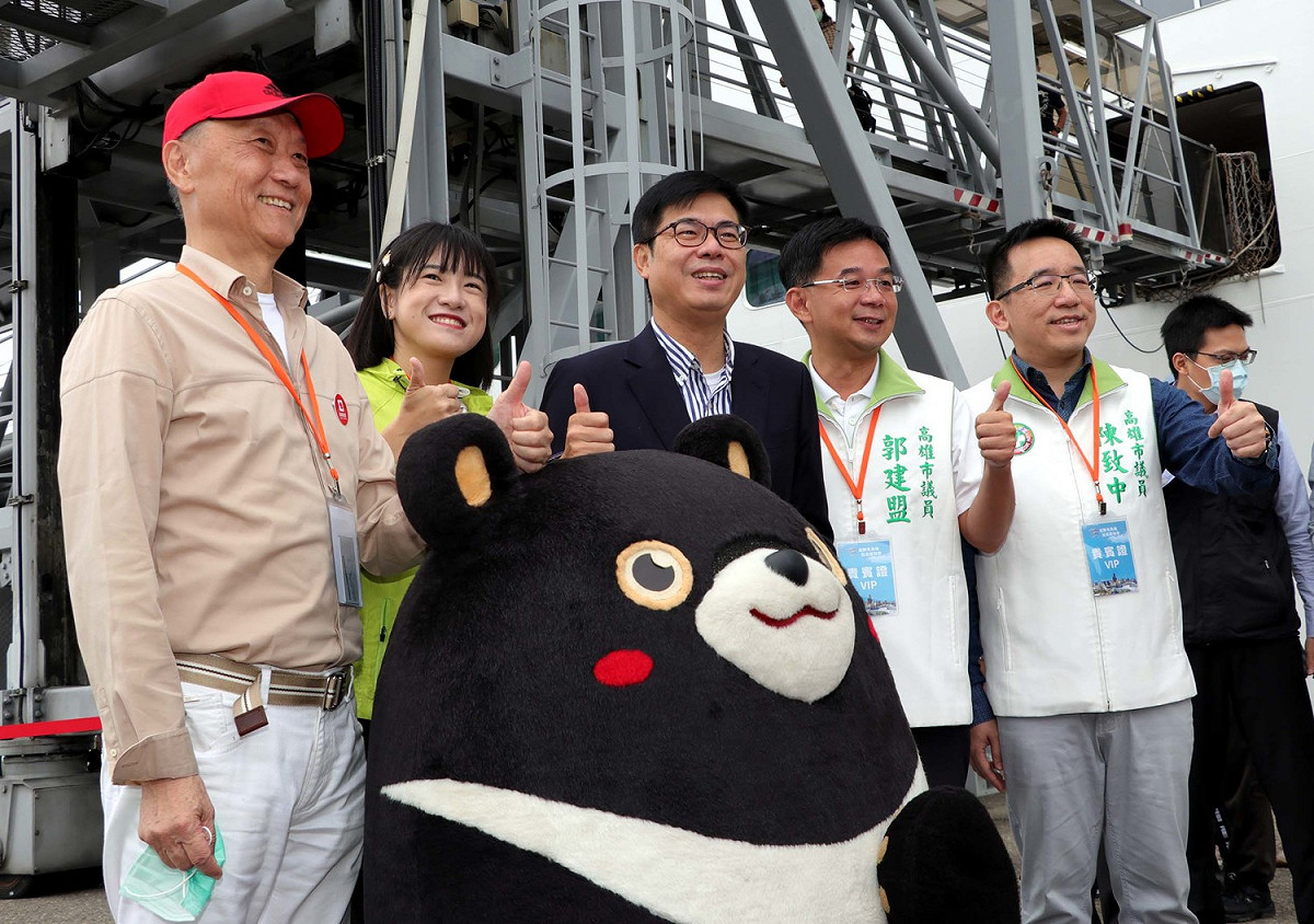 陳其邁(左三)與高雄雄在九號碼頭迎賓。 圖：高雄市政府/提供