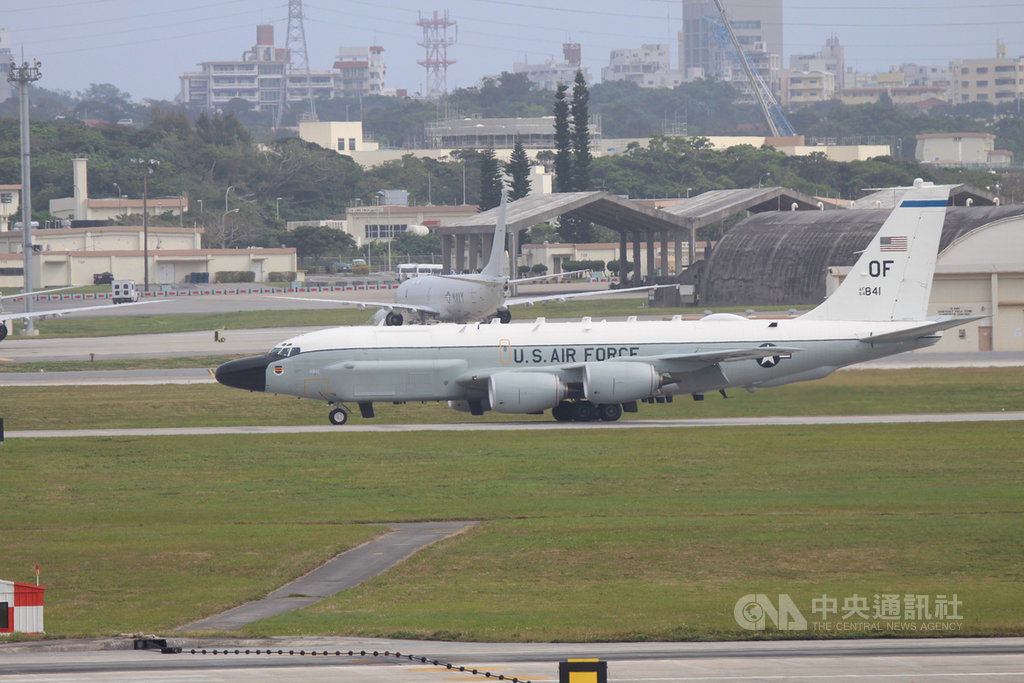 美國太平洋空軍23日向中央社表示，關於RC-135W電子偵察機（前）21日飛越台北上空的報導為錯誤消息。 （中央社檔案照片）