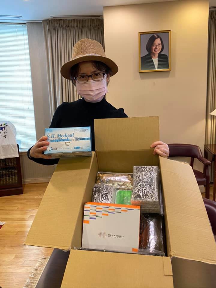 台灣駐美代表蕭美琴今日發文感謝立委邱議瑩、張廖萬堅特地寄防疫用品給她。 圖：翻攝自蕭美琴臉書