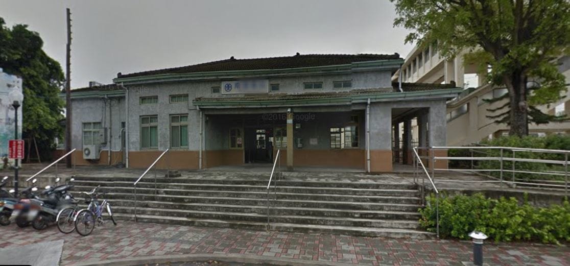 今天中午前，南靖站通報在溪州平交道附近施工挖出一具屍體，交通一度受影響，現已恢復。 圖：翻攝自google map