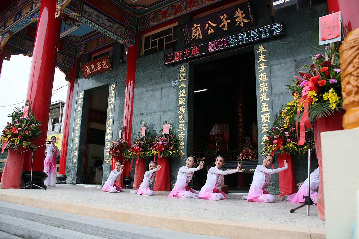 嘉義市崇文國小學生以舞蹈慶祝朱熹890歲誕辰。 圖：嘉義市政府/提供