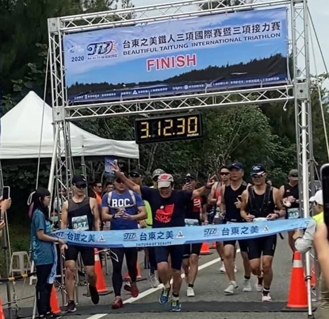 台東縣體育會理事長陳銘風也在臉書中分享馬英九參賽的照片。 圖：翻攝自陳銘風攬ㄟ冰友臉書粉絲團