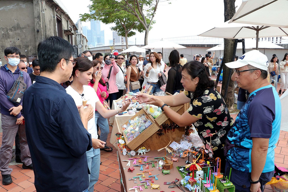 高雄市長陳其邁和球后戴資穎同遊駁二倉庫。 圖：高雄市觀光局/提供