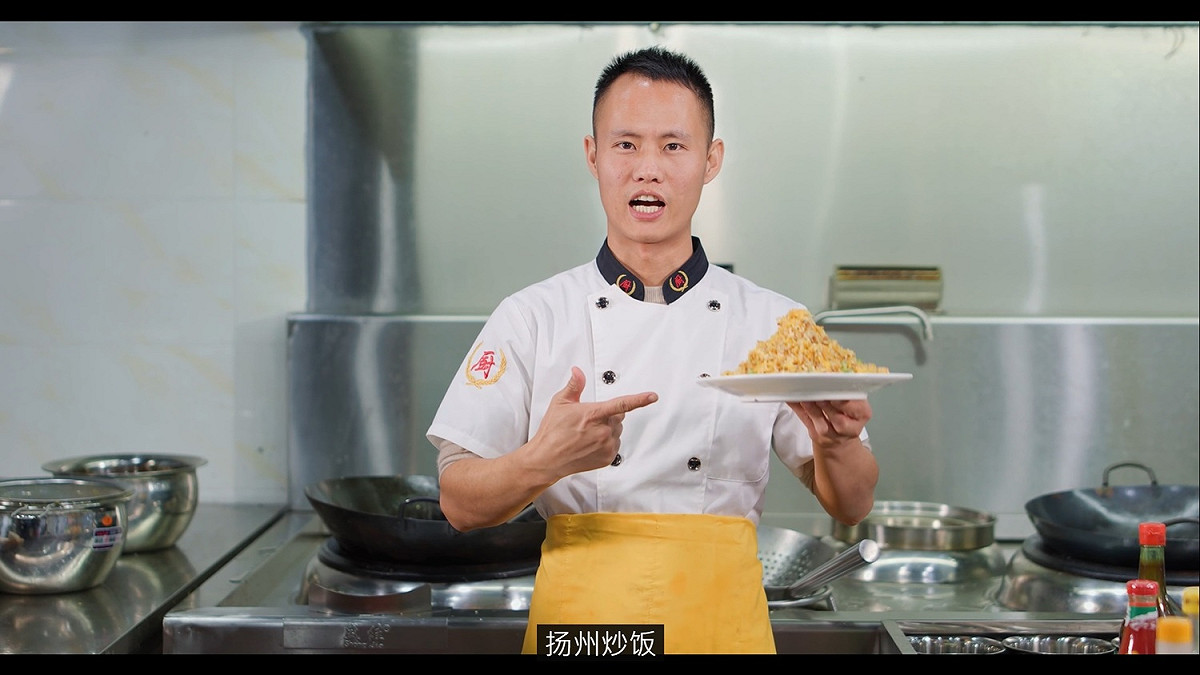 中國料理網紅因蛋炒飯辱華 圖：翻攝自 美食作家王刚 YouTube 頻道