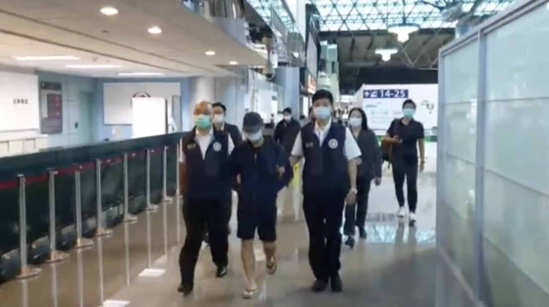 在台港人李彬豪今在移民署人員陪同下被強制驅逐出境。 圖：翻攝畫面